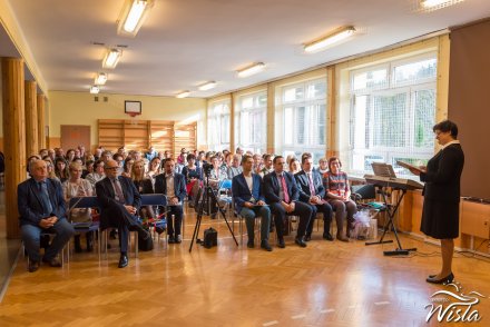 Pani dyrektor wita przybyłych gości